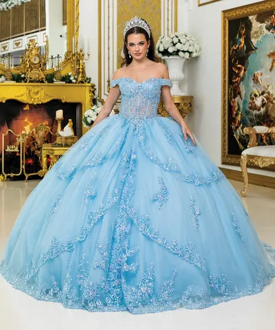 Vestido de 15 años Off Shoulder color Celeste estilo corset con transparencia decorado con apliques de flores y falda corte princesa