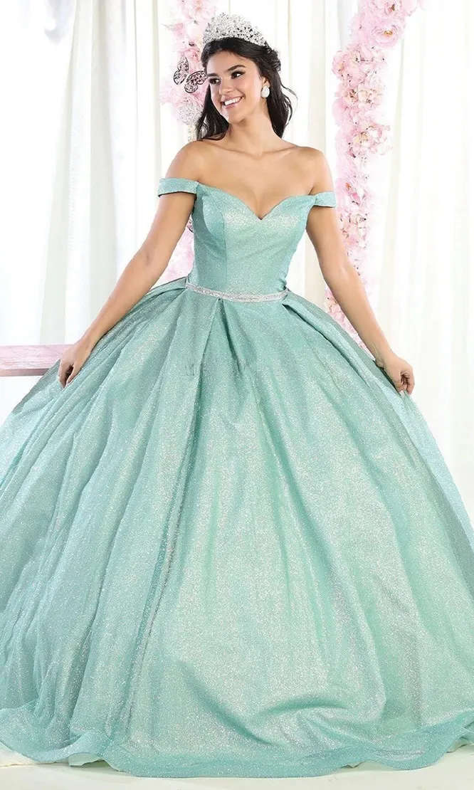 Vestido de 15 años Off Shoulder en tela de glitter decorado con pedreria plateada en cintura y falda corte princesa