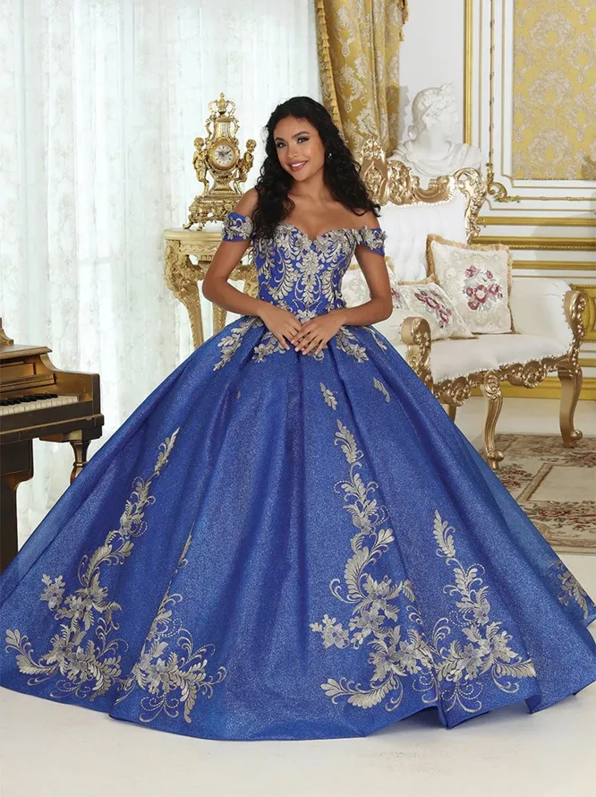 Vestido de Quinceaños off shoulder en tela glitter, aplicaciones en dorado y falda corte princesa