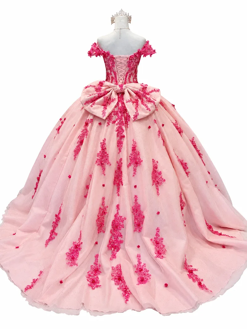 Maniquí con majestuoso vestido rosa brillante