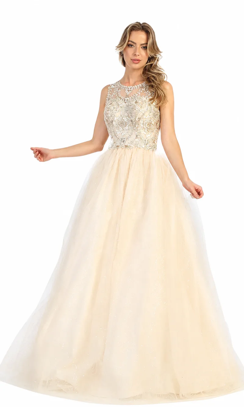 Modelo con vestido de gala marfil