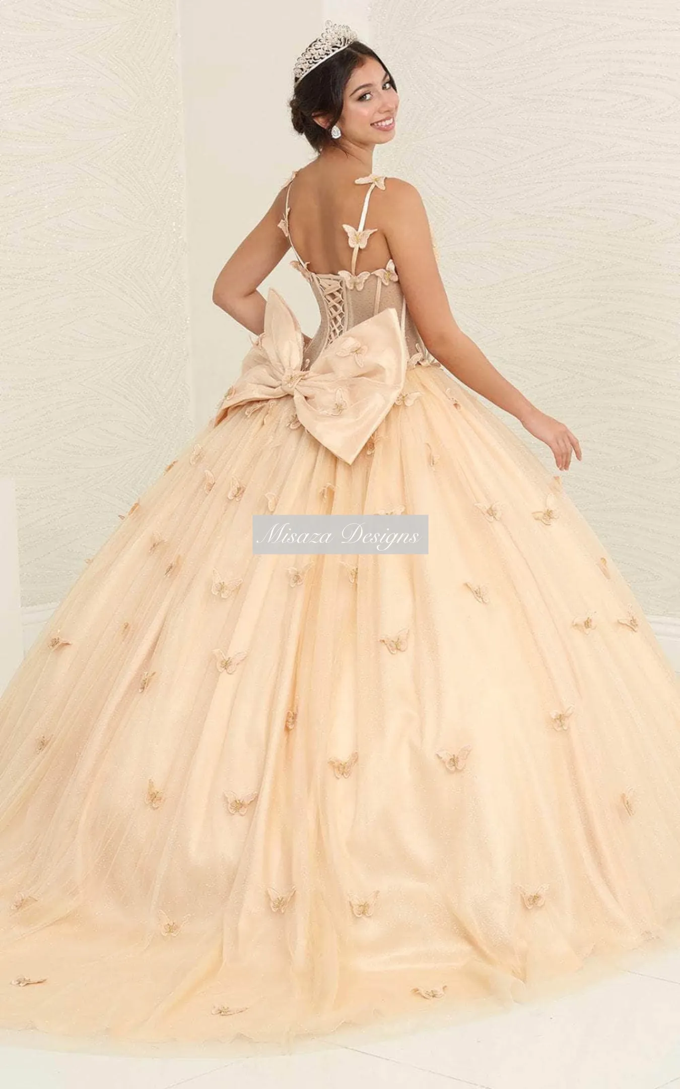 Vestido de 15 años de tiras, estilo corset con transparencia decorado con Glitter y apliques de mariposas en 3D
