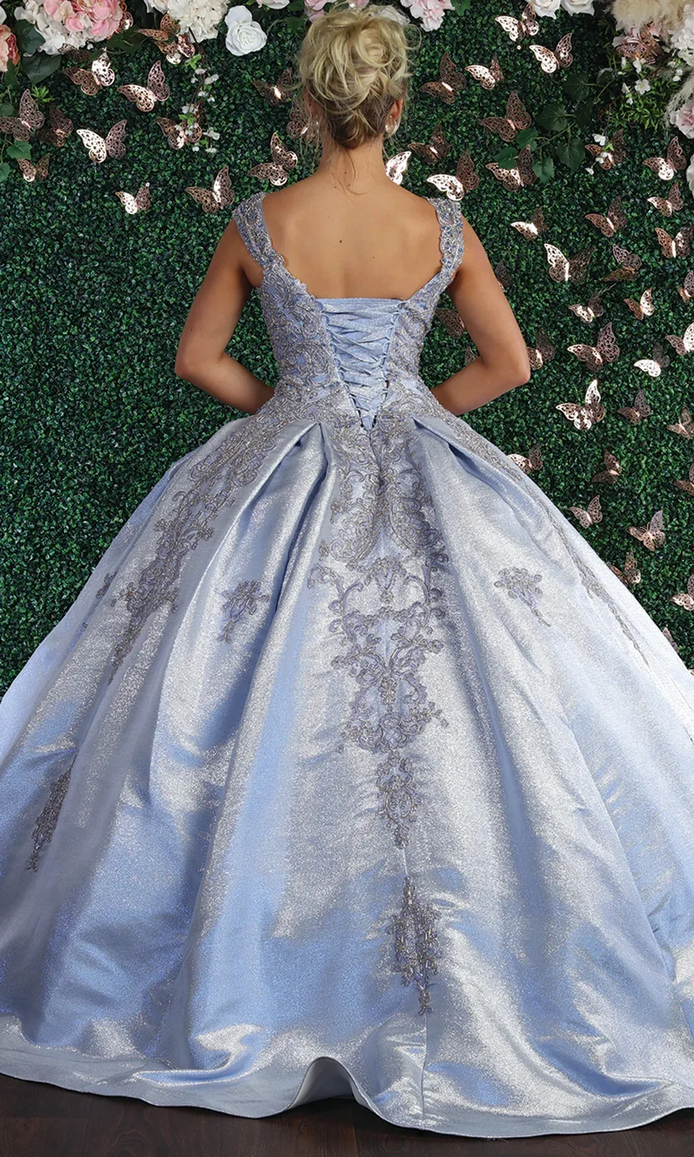 Vestido de 15 años Off Shoulder color Lila decorado con apliques Dorados en tela de Glitter metal brillante falda corte princesa