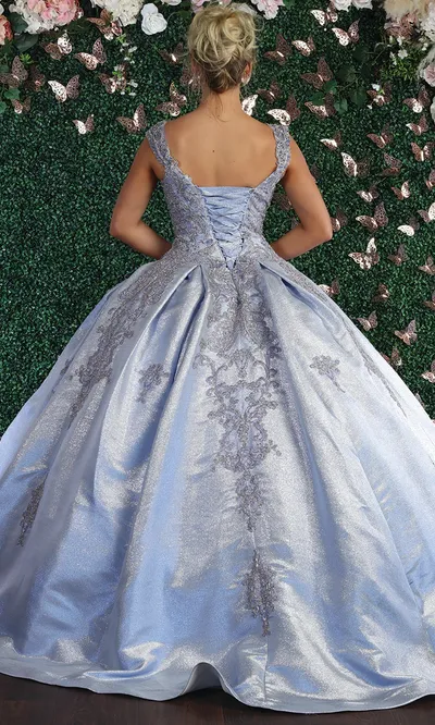Vestido de 15 años Off Shoulder color Lila decorado con apliques Dorados en tela de Glitter metal brillante falda corte princesa