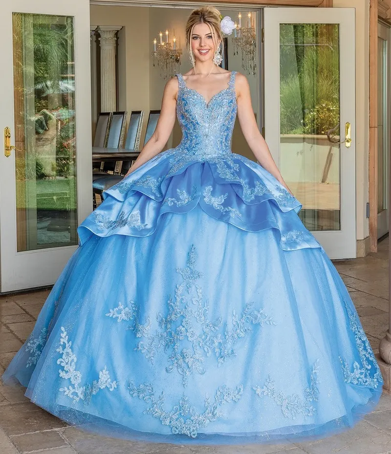 Vestido de 15 años tiras color Celeste estilo corset decorado con glitter y apliques