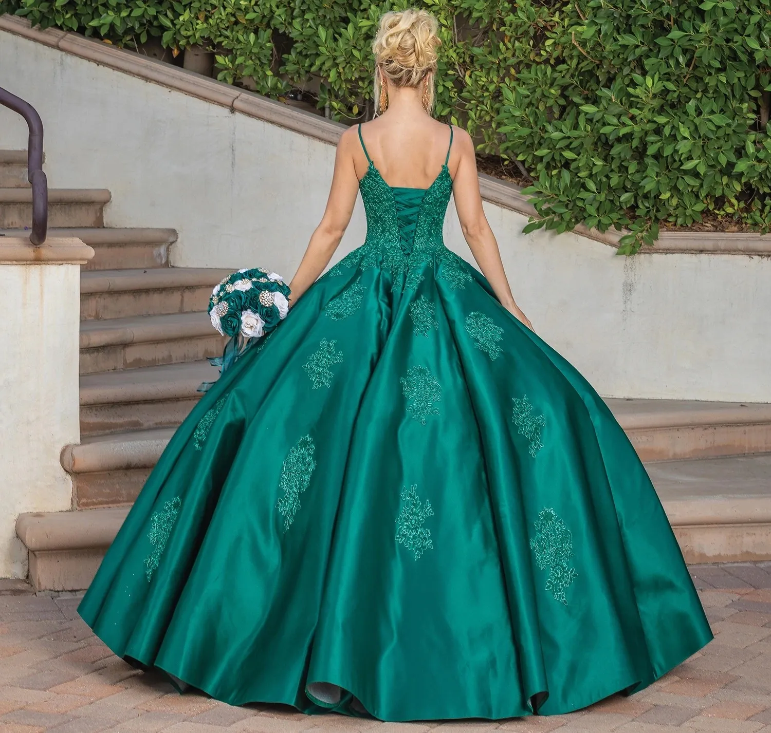 Vestido de 15 años de tiras decorado con apliques en Top y falda corte Princesa