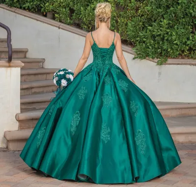 Vestido de 15 años de tiras decorado con apliques en Top y falda corte Princesa