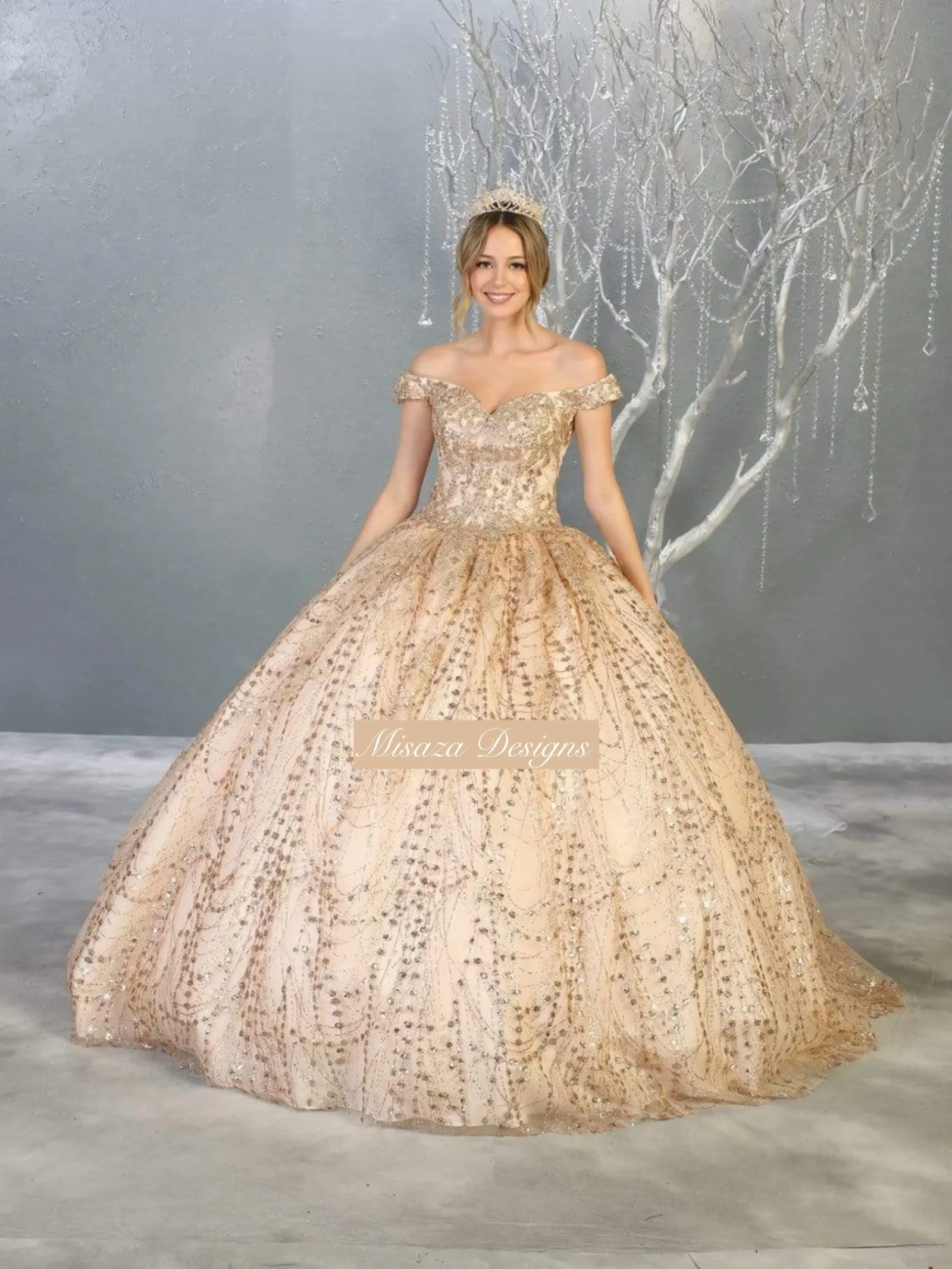 Vestido de 15 años Off Shoulder decorado con apliques en Top y Glitter, falda corte Princesa