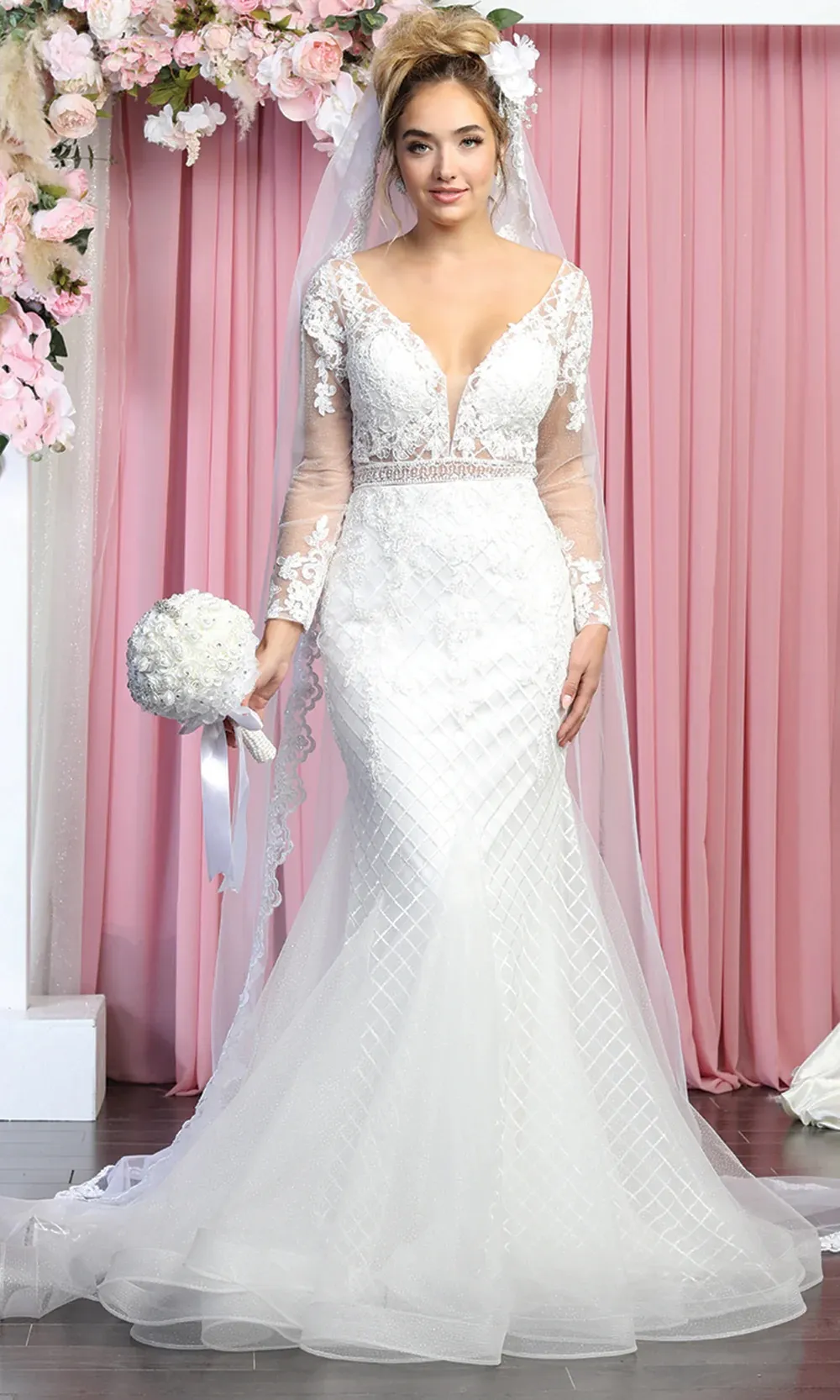 Vestido de Novia Cuello corte V, manga larga con transparencia decorado con apliques y falda corte Sirena