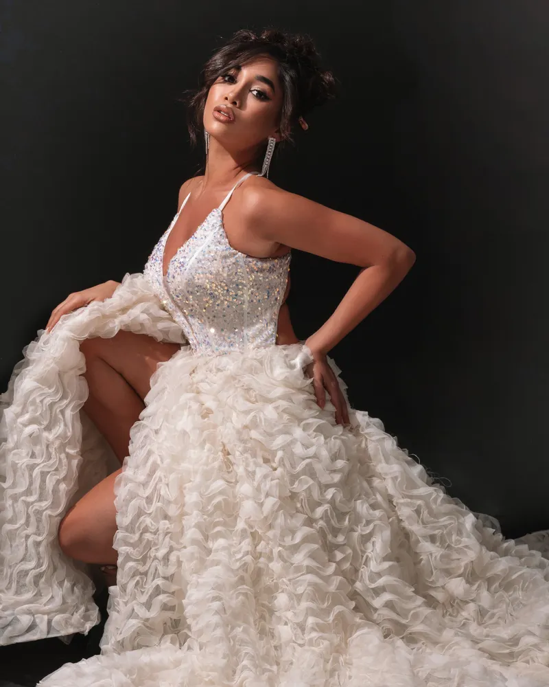 Vestido de Gala color Blanco de tiras decorado con lentejuelas tornasol en top y falda corte A con abertura lateral
