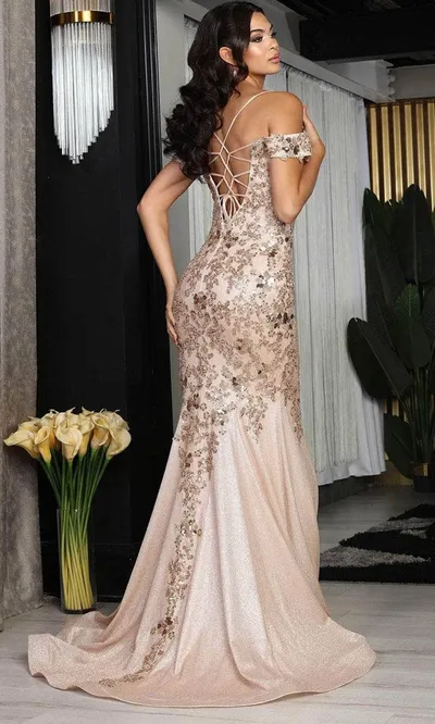 Vestido de Gala Off Shoulder decorado con apliques en color Rose gold y falda corte Sirena