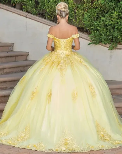 Vestido de 15 años Off Shoulder decorado con apliques de flores y falda corte Princesa