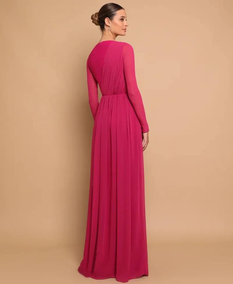 Vestido de Gala manga larga color Fucsia drapeado y falda corte A con abertura lateral