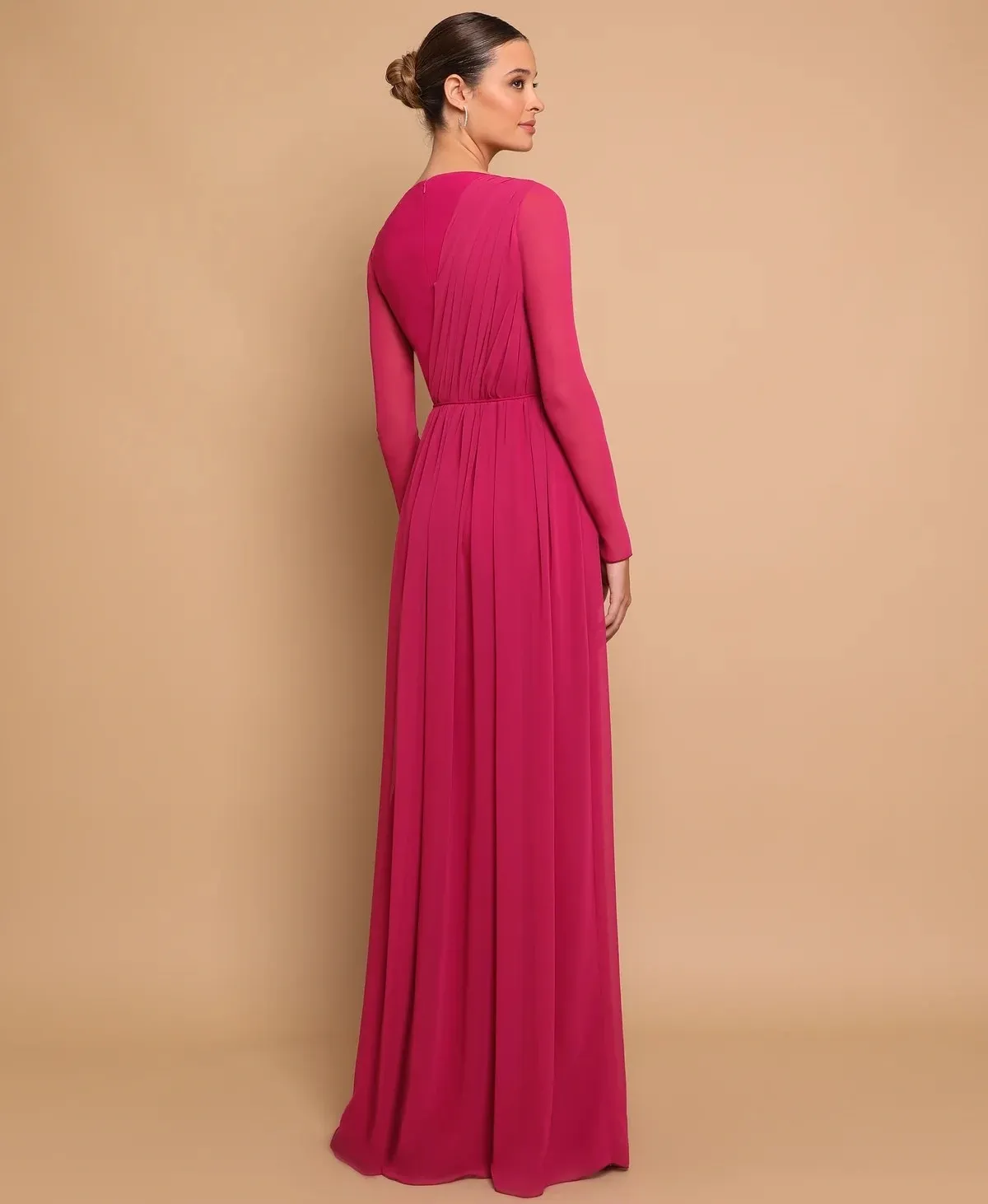 Vestido de Gala manga larga color Fucsia drapeado y falda corte A con abertura lateral