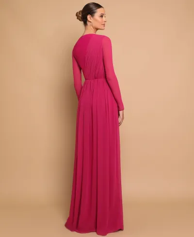Vestido de Gala manga larga color Fucsia drapeado y falda corte A con abertura lateral