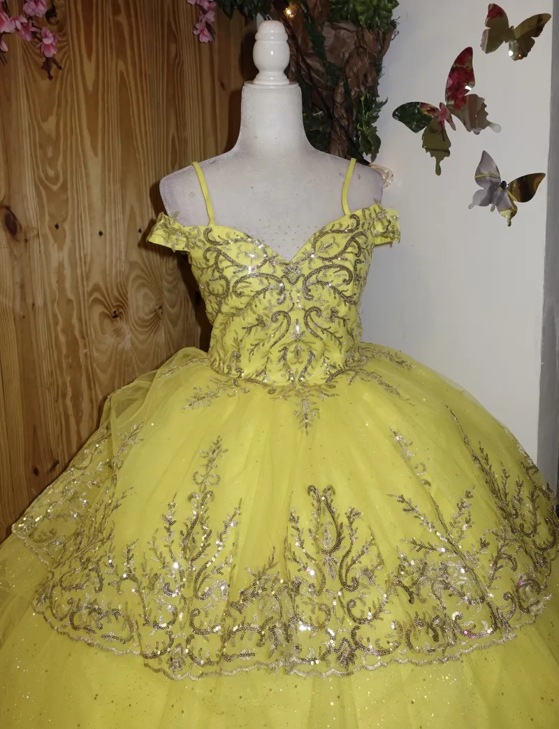 Vestido Petit corte princesa decorado con apliques dorados