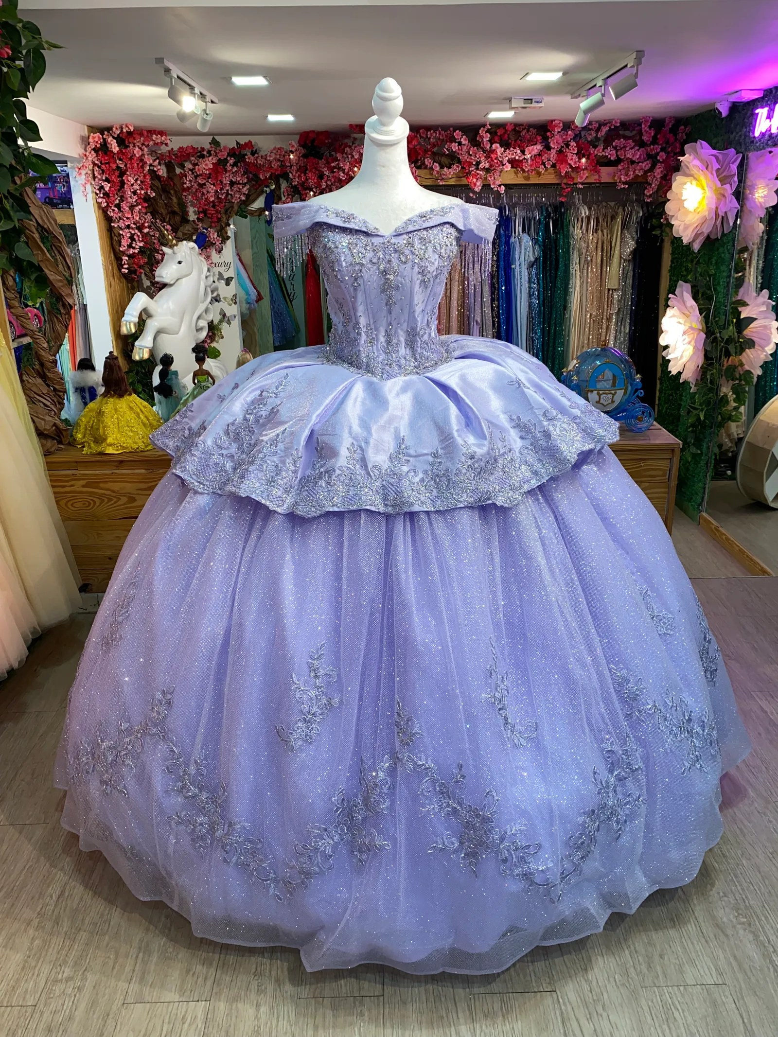 Vestido de 15 años Off Shoulder de dos (2) piezas color Lila decorado con pedrería en Top y falda corte Princesa