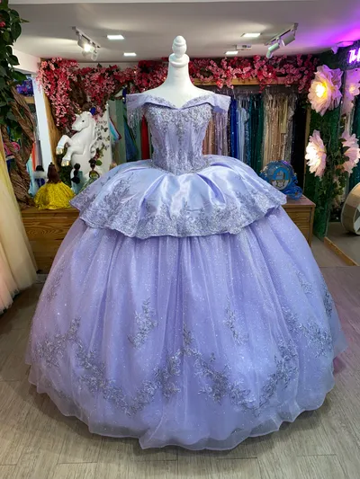 Vestido de 15 años Off Shoulder de dos (2) piezas color Lila decorado con pedrería en Top y falda corte Princesa