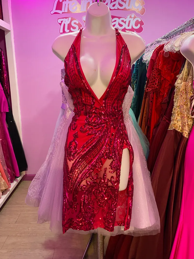 Vestido corto de Fiesta Cuello corte V color Fucsia decorado con decoraciones de Glitter y Lentejuelas