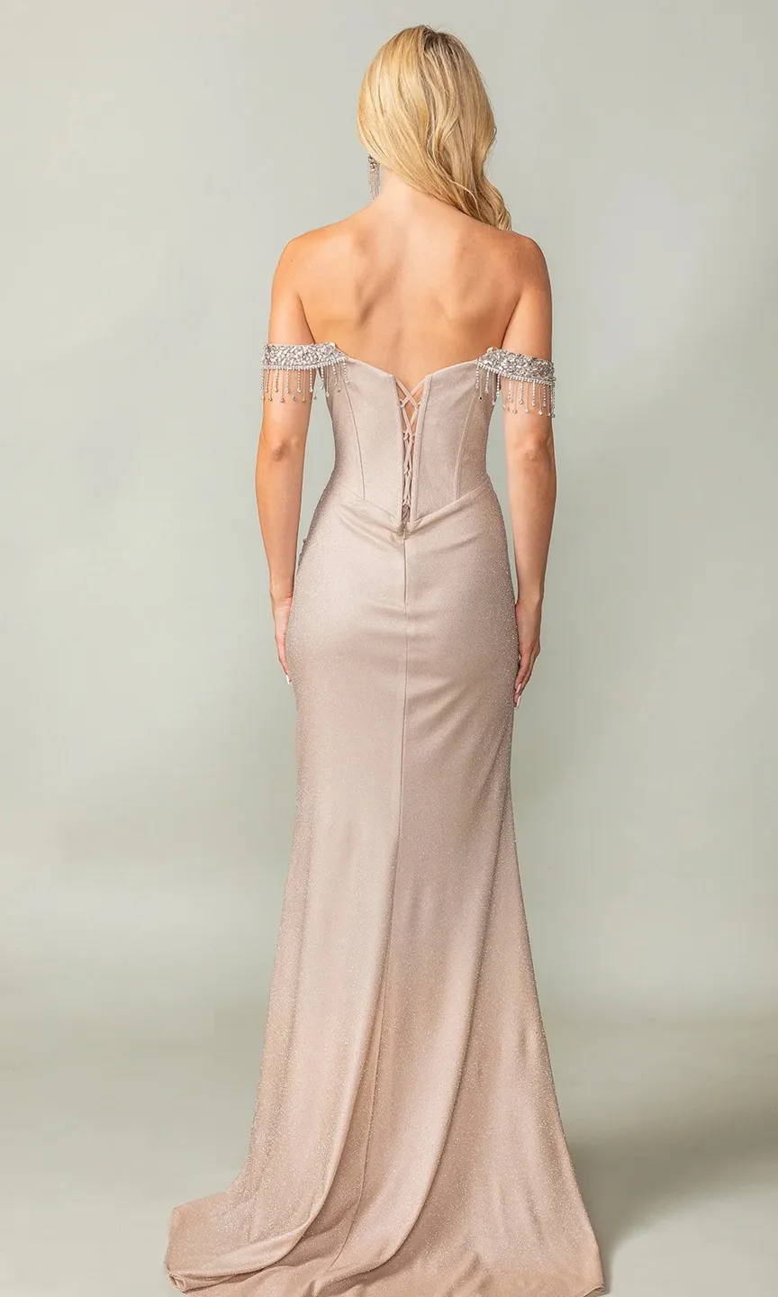 Vestido de Gala Off Shoulder estilo corset en tela de Glitter decorado con pedrería en mangas y abertura lateral