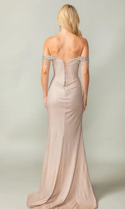 Vestido de Gala Off Shoulder estilo corset en tela de Glitter decorado con pedrería en mangas y abertura lateral