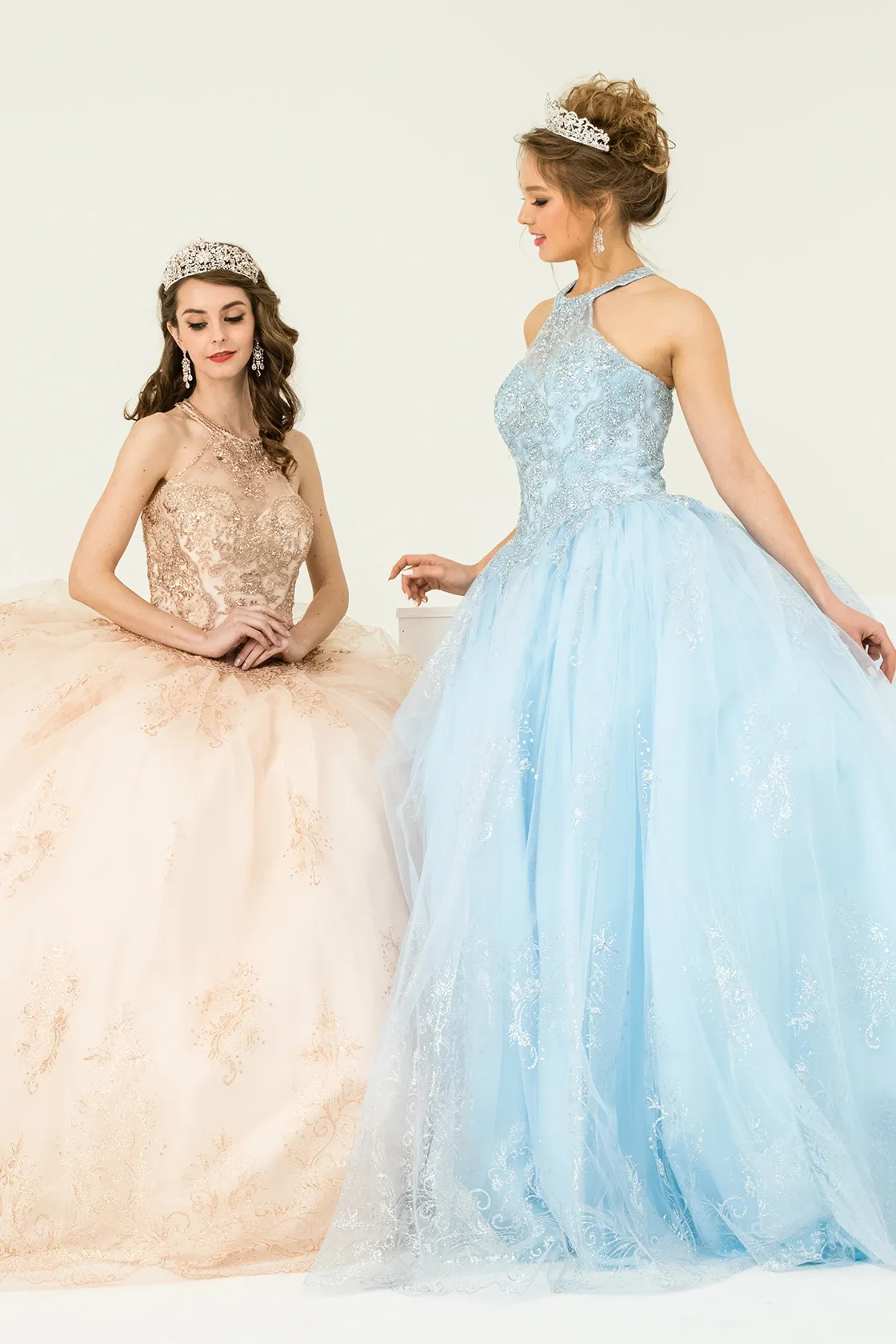 Vestido de 15 años cuello Halter con apliques y pedrería en Top, detalles de Glitter en falda