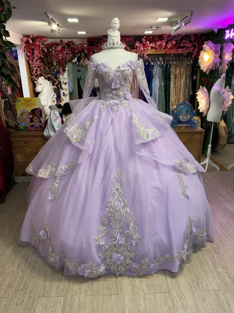 Vestido de 15 años Off Shoulder manga larga decorado con apliques y falda corte princesa