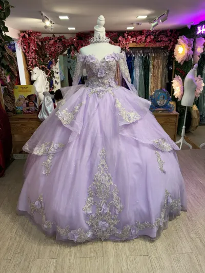 Vestido de 15 años Off Shoulder manga larga decorado con apliques y falda corte princesa