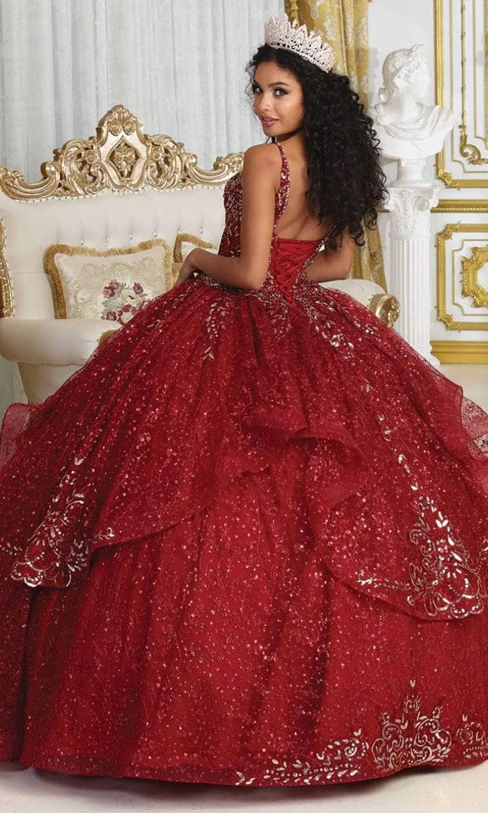 Vestido de 15 años color Negro de tiras decorado con glitter y apliques dorados, falda corte princesa