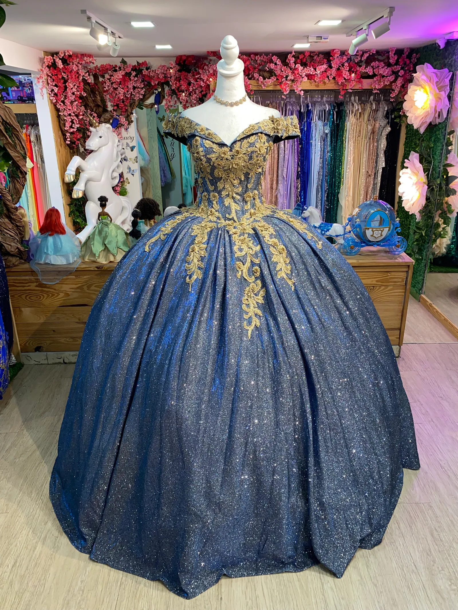 Vestido de 15 años Off Shoulder decorado con apliques dorados y falda corte princesa