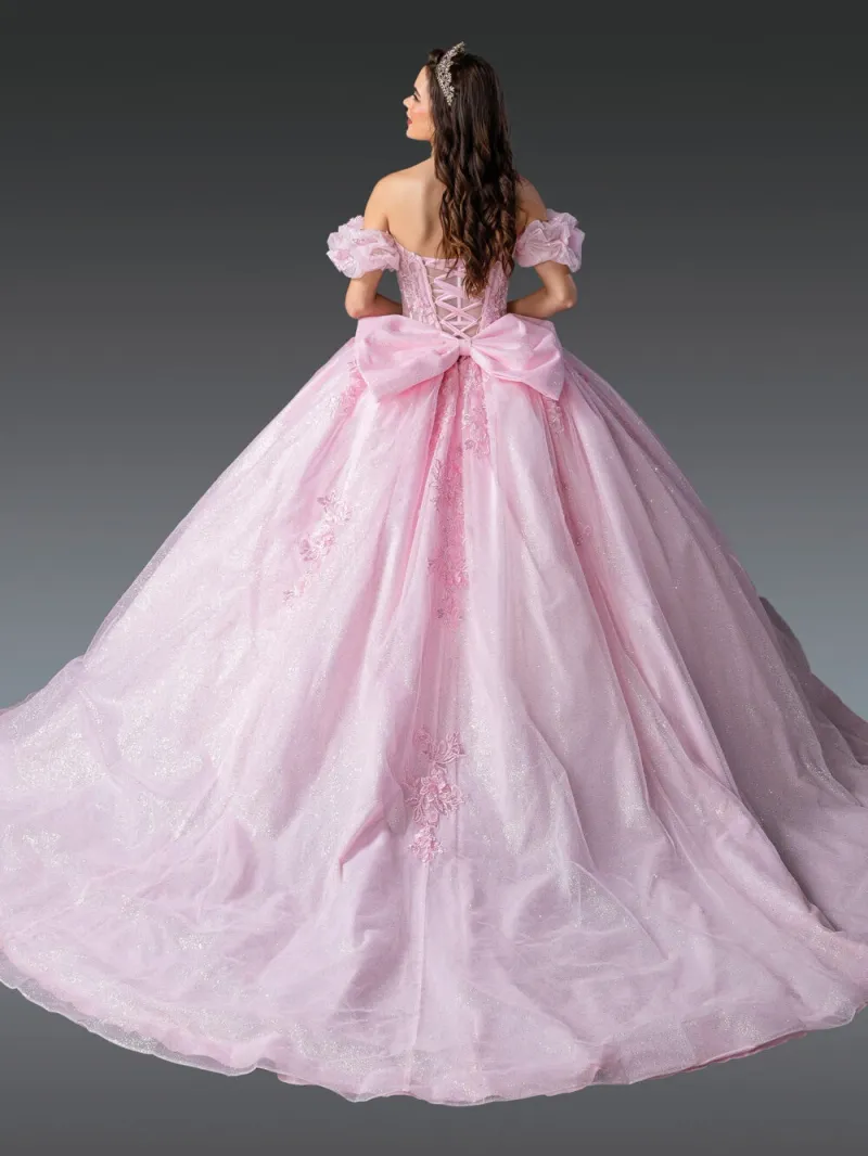Vestido de 15 años Off Shoulder decorado con apliques, falda corte Princesa con cola y lazo