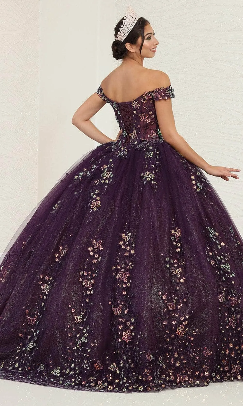 Vestido de 15 años Off Shoulder con capa, decorado con apliques de flores en 3D y falda corte Princesa con Cola