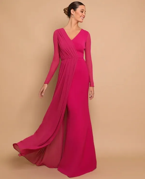 Vestido de Gala manga larga color Fucsia drapeado y falda corte A con abertura lateral
