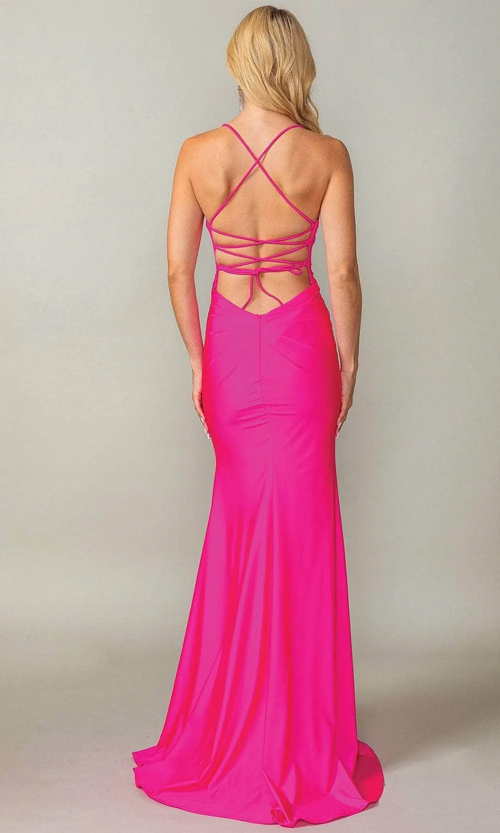 Vestido de Gala color Fucsia de tiras decorado con pedreria y abertura lateral con transparencia