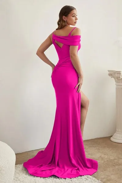 Vestido de Gala en tela alicrada One Shoulder, escote pronunciado y abertura lateral