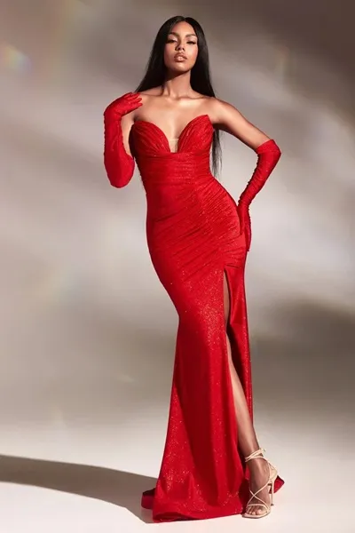 Vestido de Gala ceñido al cuerpo en tela alicrada con abertura lateral y fruncido