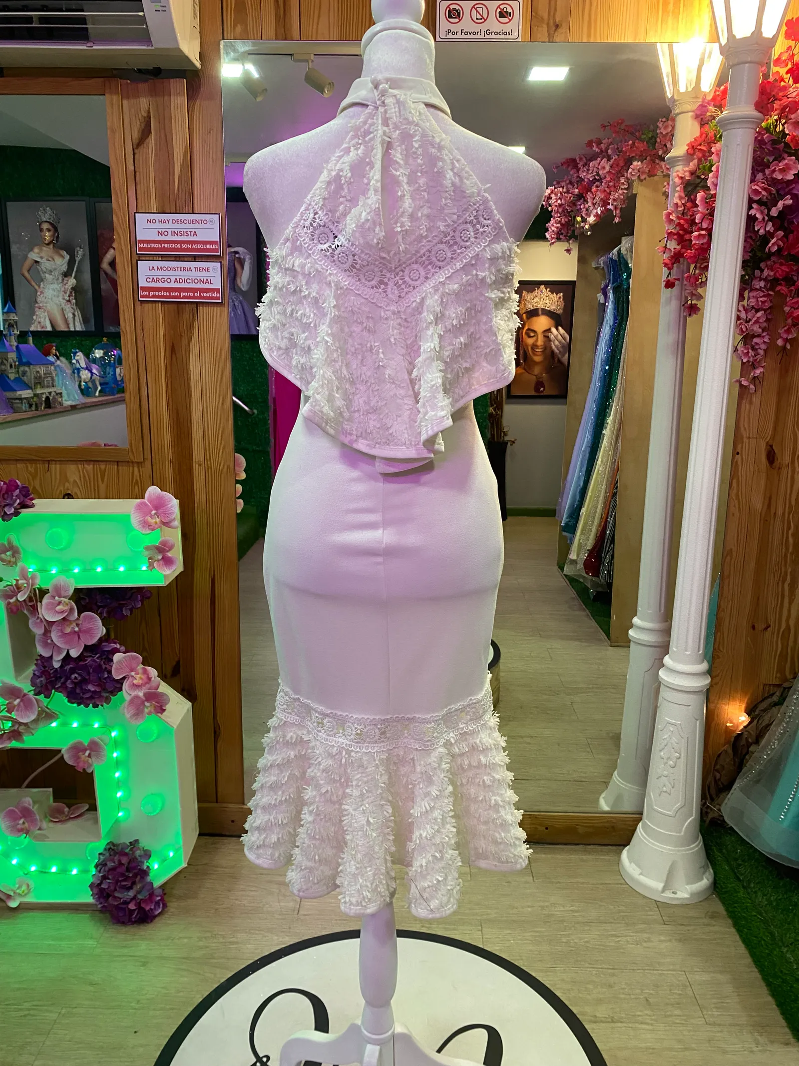 Vestido midi color Blanco Cuello Halter ajustado decorado con apliques