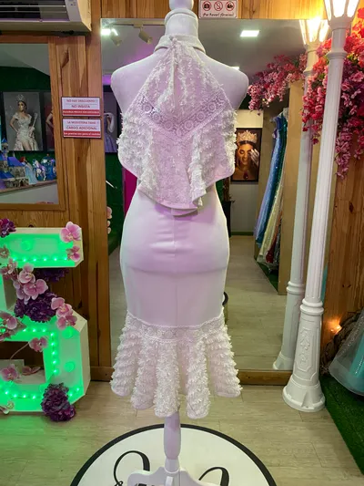 Vestido midi color Blanco Cuello Halter ajustado decorado con apliques
