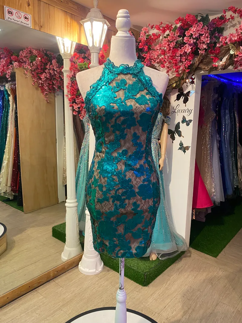Vestido corto de Fiesta Cuello Halter ajustado con transparencia color Verde decorado con apliques de flores