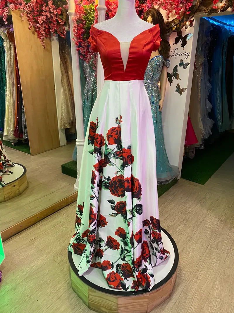 Vestido largo tipo cocktail Off Shoulder con mangas en tela floral y falda corte A
