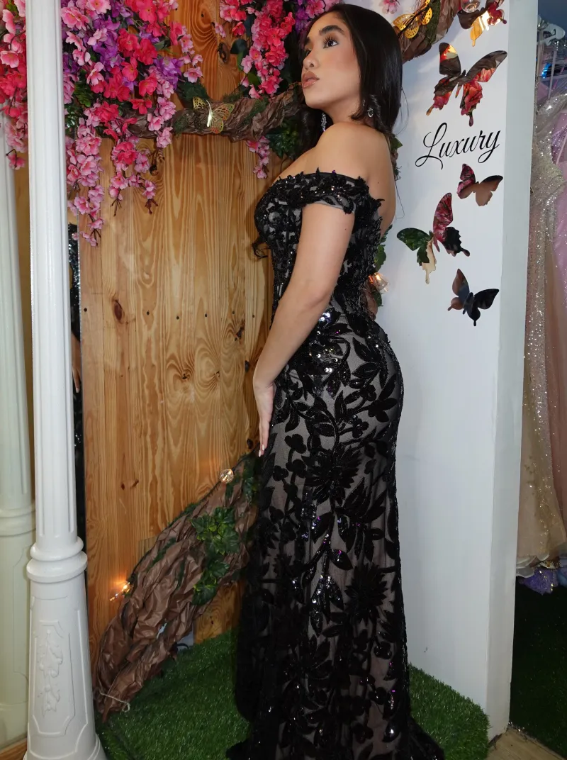 Vestido de Gala Off Shoulder  color negro y nude decorado con apliques de flores y transparencia