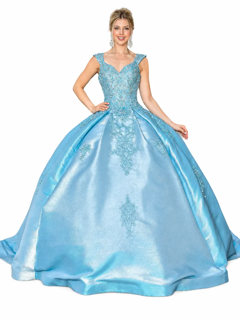 Mujer con vestido de gala azul hielo