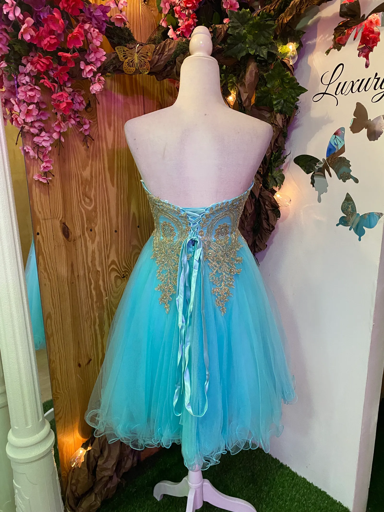 Vestido corto de Quinceañera Strapless decorado con apliques dorados en Top y falda corte A de Tul