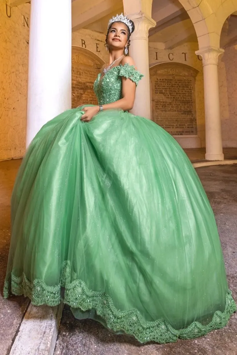 Vestido de 15 años Off Shoulder color Sage falda corte princesa decorado glitter y apliques