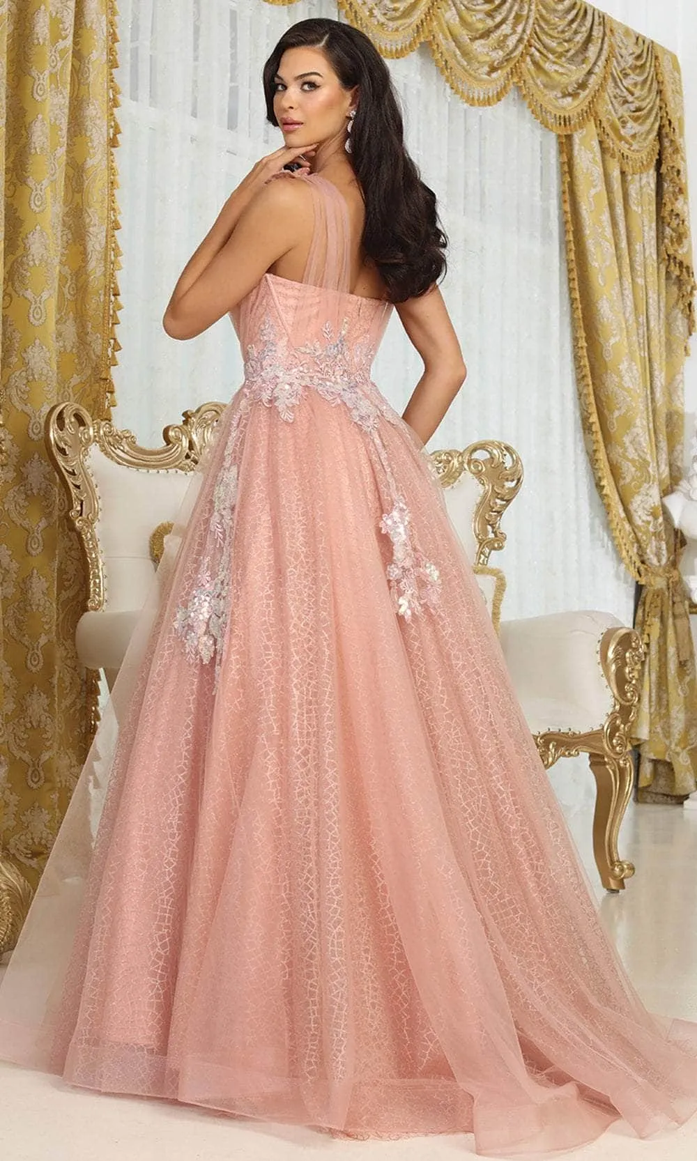 Vestido de gala de tiras color rosegold en tela decorada con glitter y apliques plateados