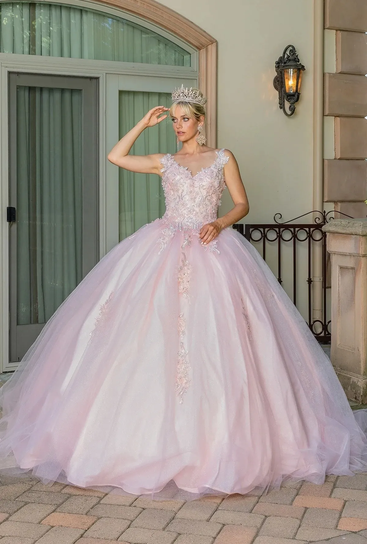 Vestido de 15 años decorado con apliques y piedras en Top, falda corte Princesa con cola