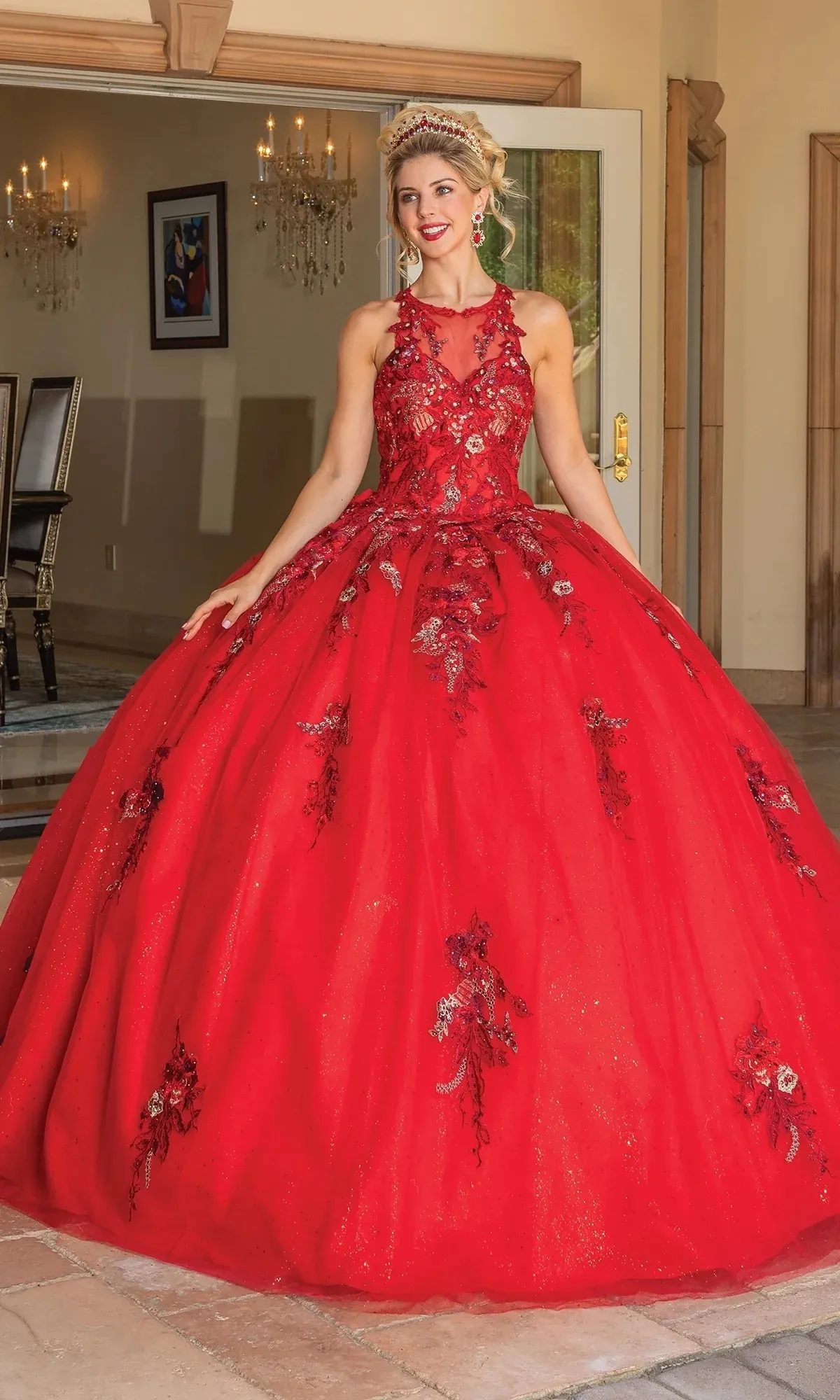 Vestido de 15 años cuello Halter decorado con apliques de flores y falda corte Princesa con Lazo