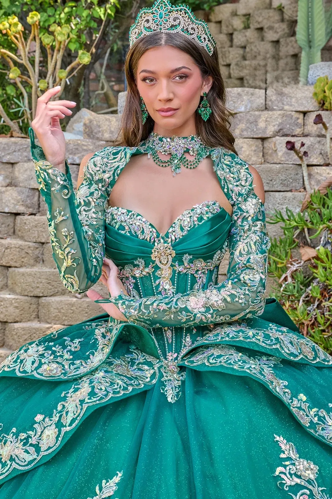 Vestido de 15 años imperial de manga larga con apliques dorados y pedrería, falda corte Princesa con cola y lazo