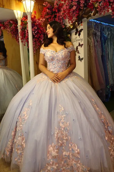 Vestido de 15 años Off Shoulder de dos tonos decorado con apliques rosado y flores en 3D celestes, falda corte princesa