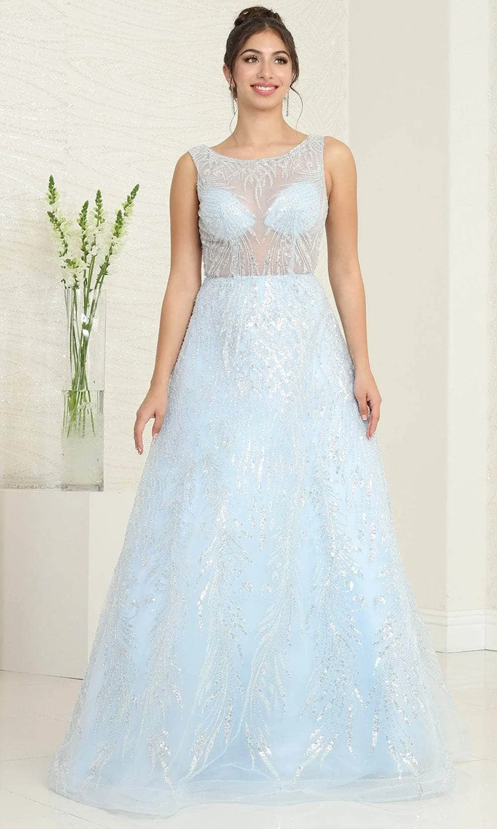 Vestido de gala cuello halter en tela decorada en glitter y apliques
